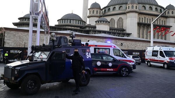 Сотрудник полиции неподалеку от места взрыва на улице Истикляль в Стамбуле, Турция