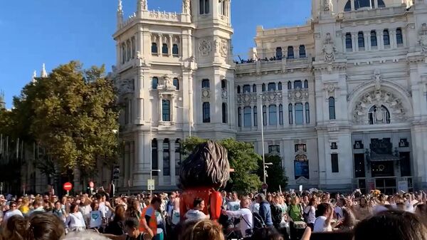 Барабанная дробь и танцы: протесты в Мадриде из-за проблем в здравоохранении