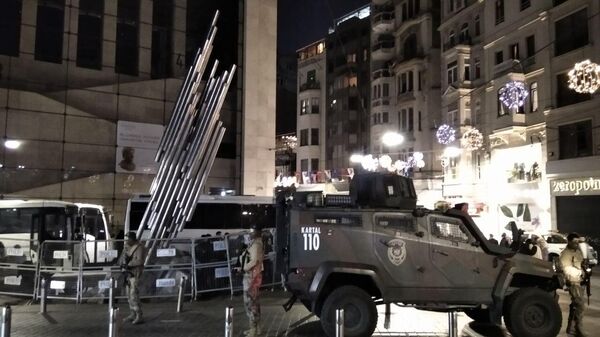 Сотрудники полиции дежурят неподалеку от места взрыва на улице Истикляль в Стамбуле