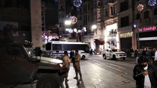 Военнослужащие дежурят неподалеку от места взрыва на улице Истикляль в Стамбуле