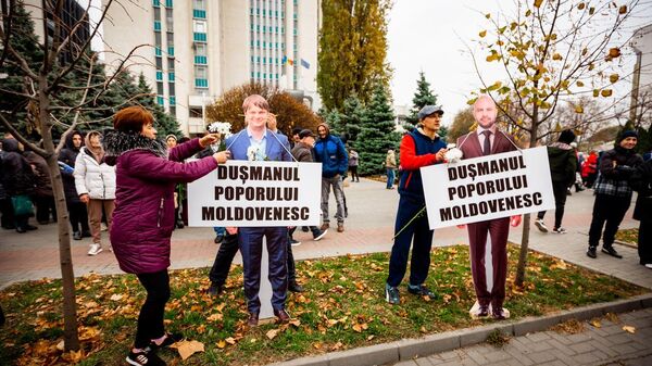 Фигуры представителей власти Молдавии с табличками враг молдавского народа