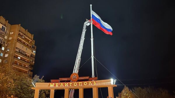  Обновленный российский флаг на площади Победы в Мелитополе