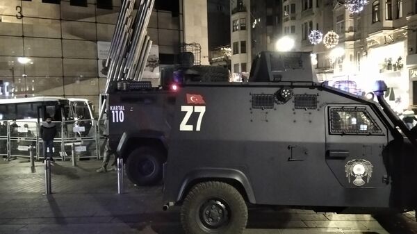 Автомобили полиции неподалеку от места взрыва на улице Истикляль в Стамбуле