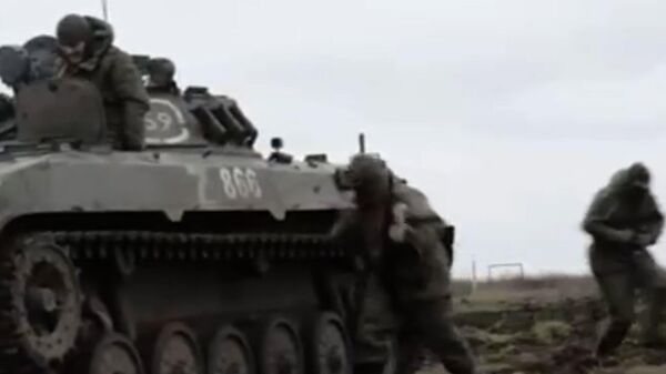 Тренировки по десантированию и перемещения на боевой машине пехоты в учебном центре ДНР