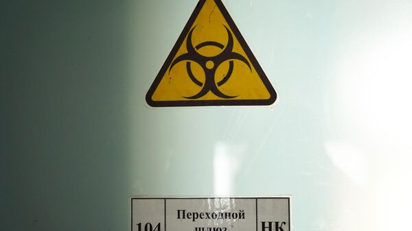 Знак биологической опасности в лаборатории биологического анализа. Архивное фото