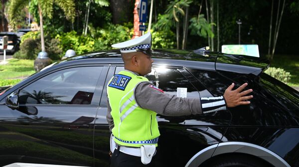 Сотрудник полиции во время подготовки к саммиту G-20 на Бали