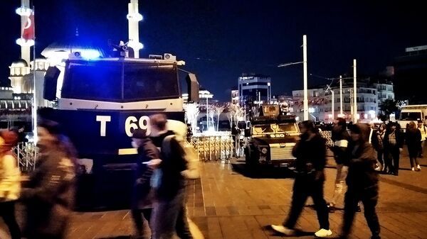 Автомобиль полиции неподалеку от места взрыва на улице Истикляль в Стамбуле