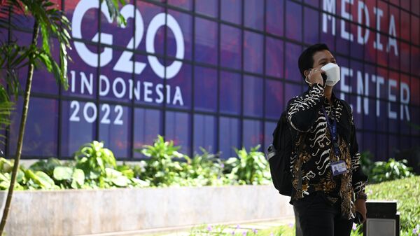 Молодой человек напротив пресс-центра во время подготовки к саммиту G-20 на Бали