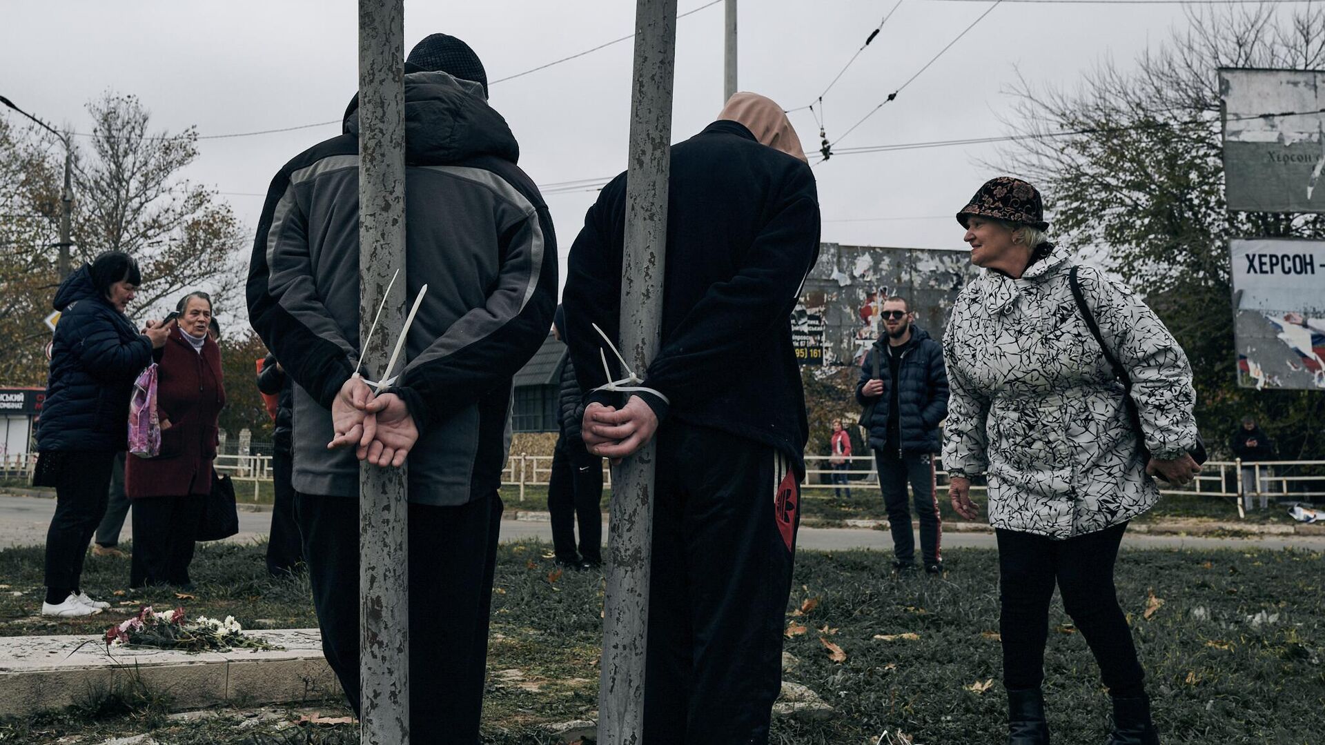 Жители Херсона, привязанные за руки к столбам на одной из улиц города - РИА Новости, 1920, 17.02.2023