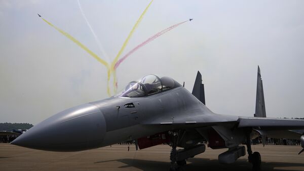 Истребители пролетают мимо китайского военного самолета во время Airshow China