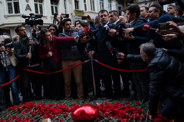 Мемориал жертвам теракта на улице Истикляль в Стамбуле