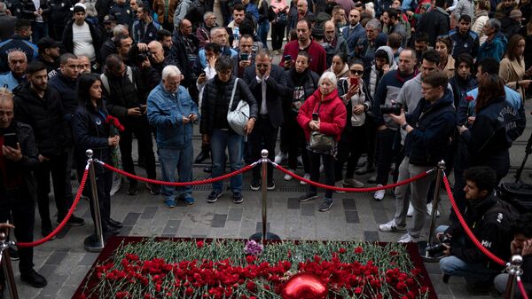 Глава МВД Турции Сулейман Сойлу у мемориала жертвам теракта на улице Истикляль в Стамбуле