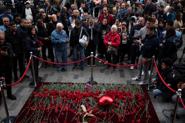 Глава МВД Турции Сулейман Сойлу у мемориала жертвам теракта на улице Истикляль в Стамбуле