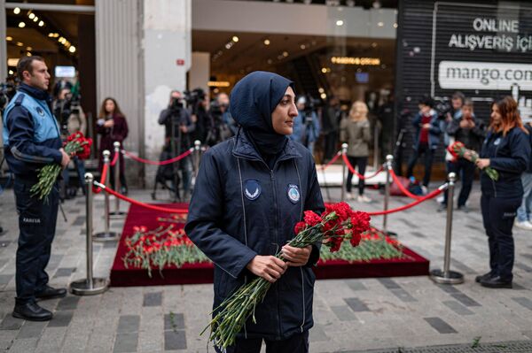 Мемориал жертвам теракта на улице Истикляль в Стамбуле