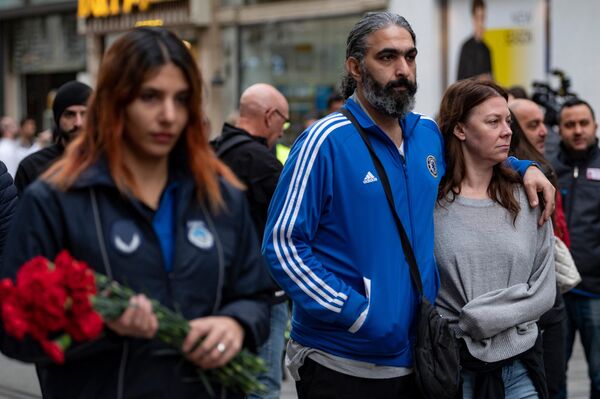 Люди у мемориала жертвам теракта на улице Истикляль в Стамбуле