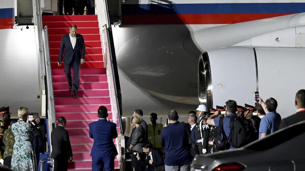 Министр иностранных дел России Сергей Лавров после прибытия для участия в саммите G20 в международном аэропорту Нгурах-Рай на Бали