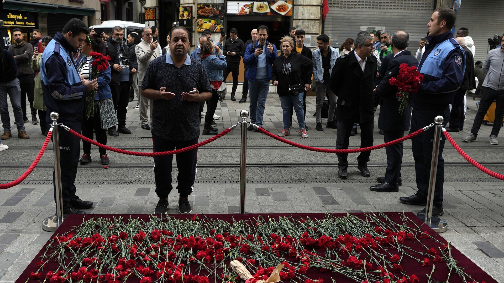 Мемориал жертвам теракта на улице Истикляль в Стамбуле - РИА Новости, 1920, 15.11.2022