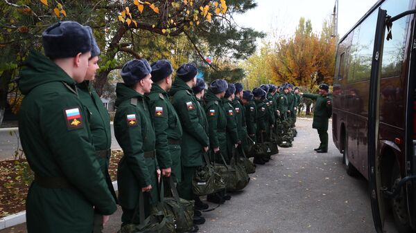 Призывники на построении перед отправкой на срочную службу в вооруженные силы РФ на территории областного призывного пункта Волгоградской области