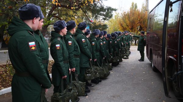Призывники на построении перед отправкой на срочную службу в вооруженные силы РФ на территории областного призывного пункта Волгоградской области