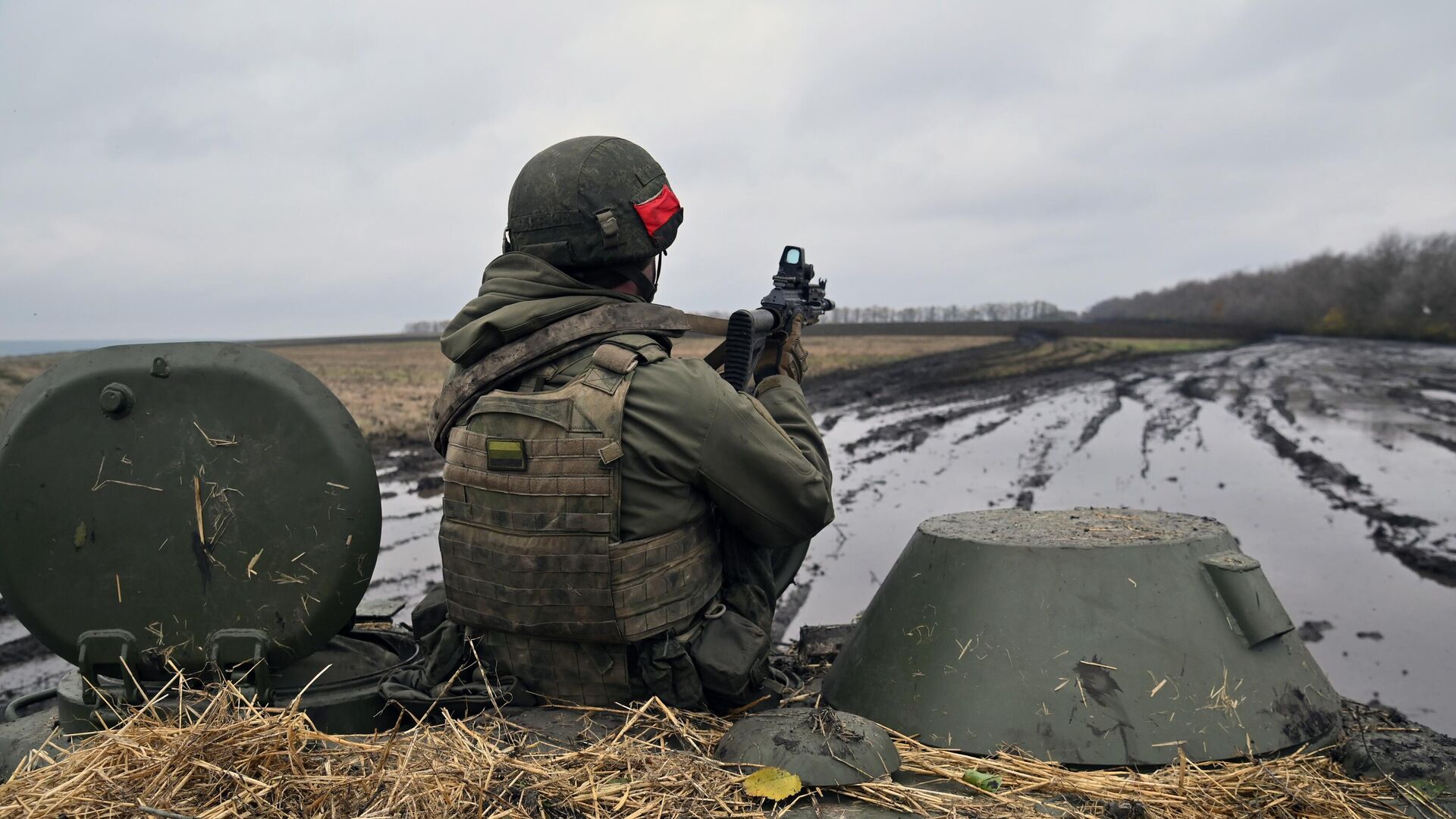 Военнослужащий разведгруппы ВС РФ выполняет боевую задачу в зоне проведения спецоперации - РИА Новости, 1920, 15.05.2024