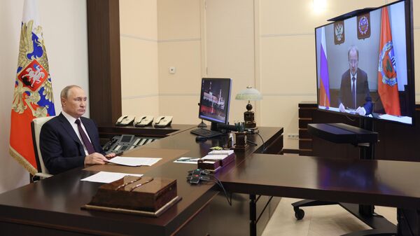 Президент РФ Владимир Путин проводит в режиме видеоконференции встречу с губернатором Алтайского края Виктором Томенко
