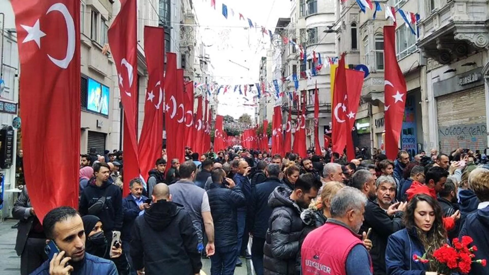 Κάτοικοι της Κωνσταντινούπολης μεταφέρουν λουλούδια στον τόπο της τρομοκρατικής επίθεσης στον κεντρικό πεζόδρομο Istiklal - RIA Novosti, 1920, 15/11/2022