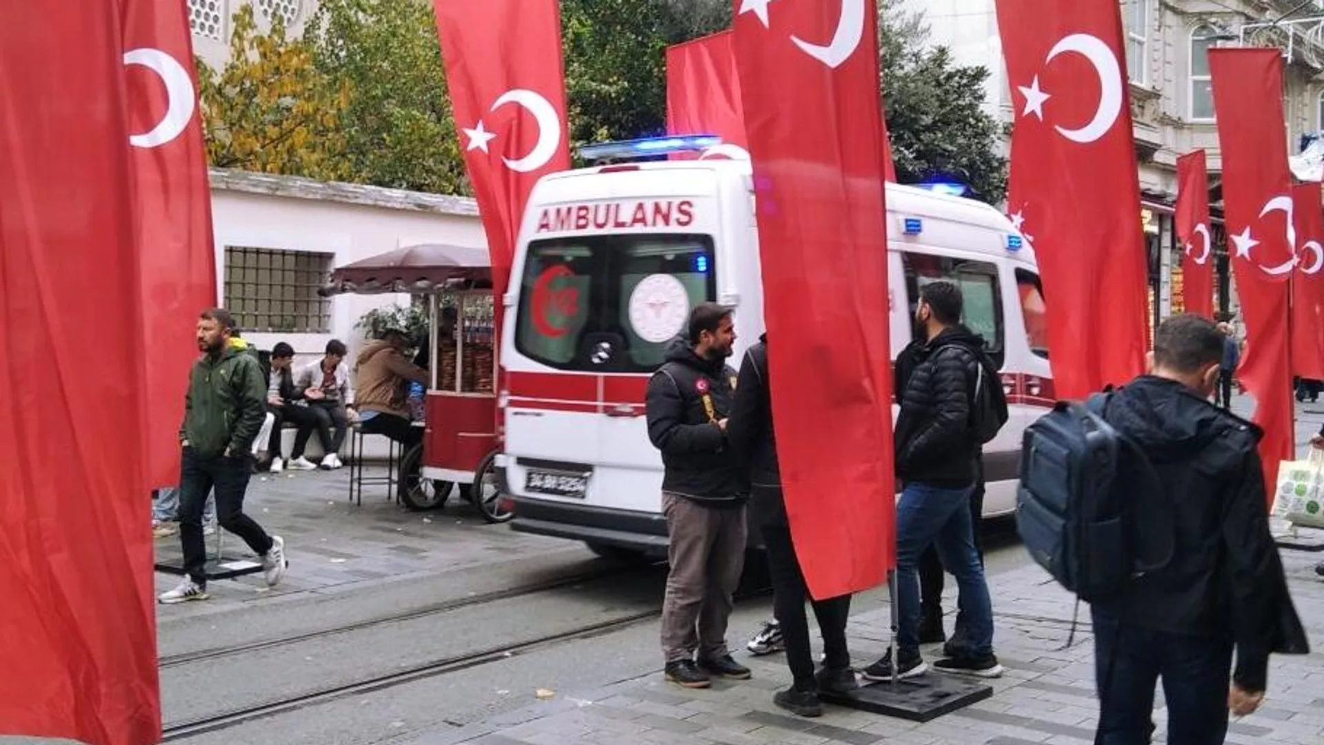 Ένα ασθενοφόρο στον τόπο της τρομοκρατικής επίθεσης στον κεντρικό πεζόδρομο Istiklal στην Κωνσταντινούπολη - RIA Novosti, 1920, 15/11/2022