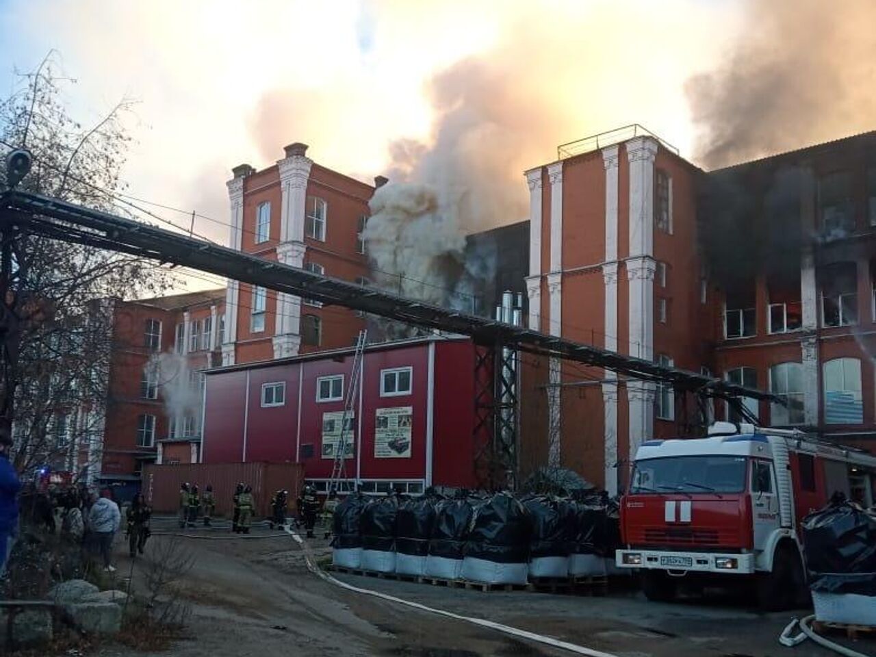 Пожар на заводе в Подольске локализовали на площади 2800 