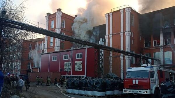 Сотрудники МЧС ликвидируют пожар в административном здании на территории завода Зингер в Подольске