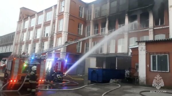 Сотрудники МЧС ликвидируют пожар на территории завода Зингер в Подольске. Кадр из видео