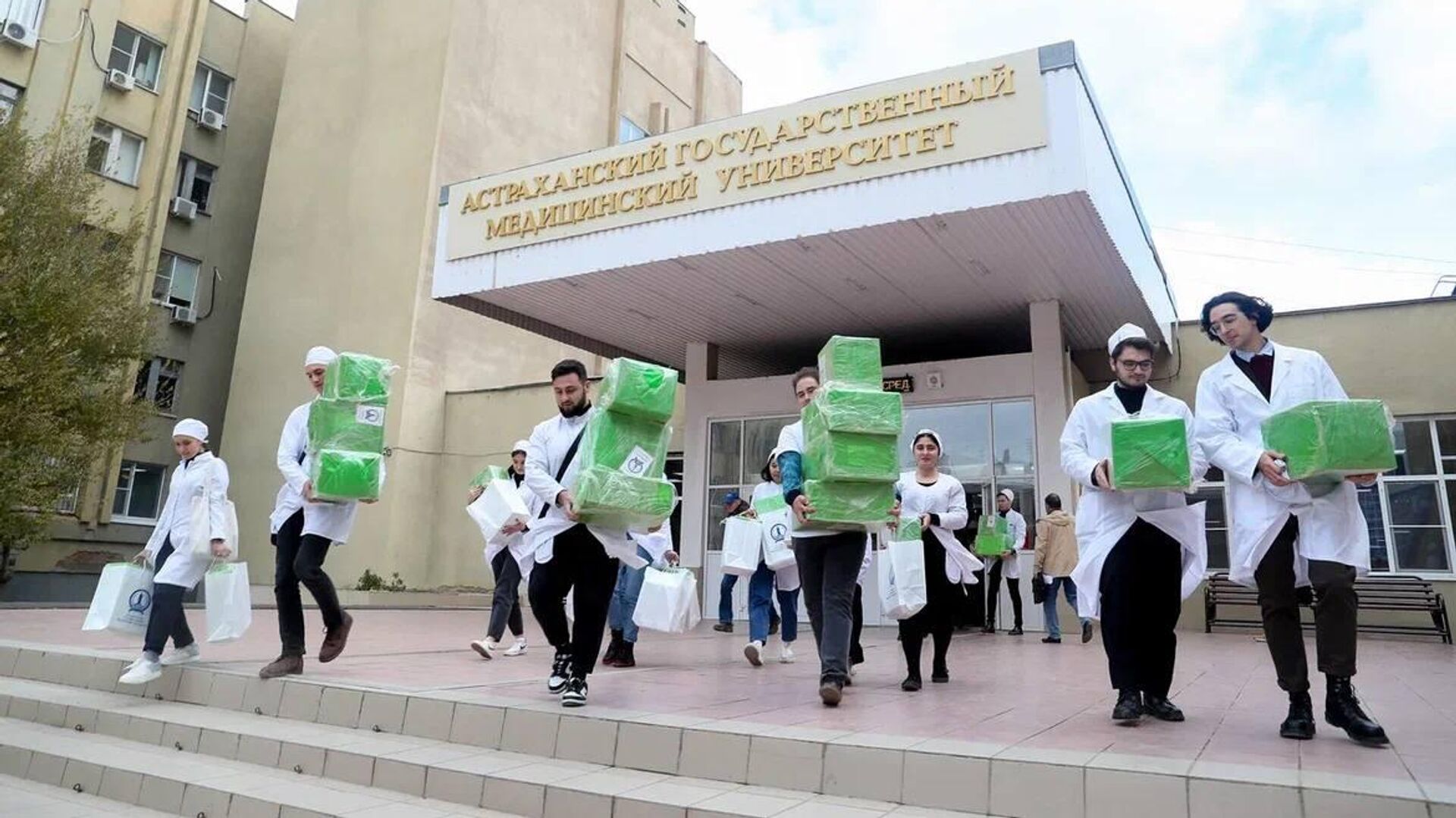 Астраханские врачи доставят медикаменты в Кременскую больницу ЛНР - РИА Новости, 1920, 14.11.2022