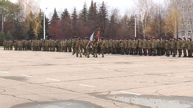 Ульяновск отправил в зону СВО более 400 десантников. Кадр видео