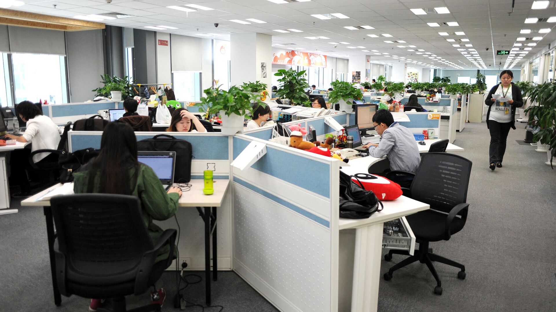 Сотрудники работают в офисе Sina Weibo - РИА Новости, 1920, 15.11.2022