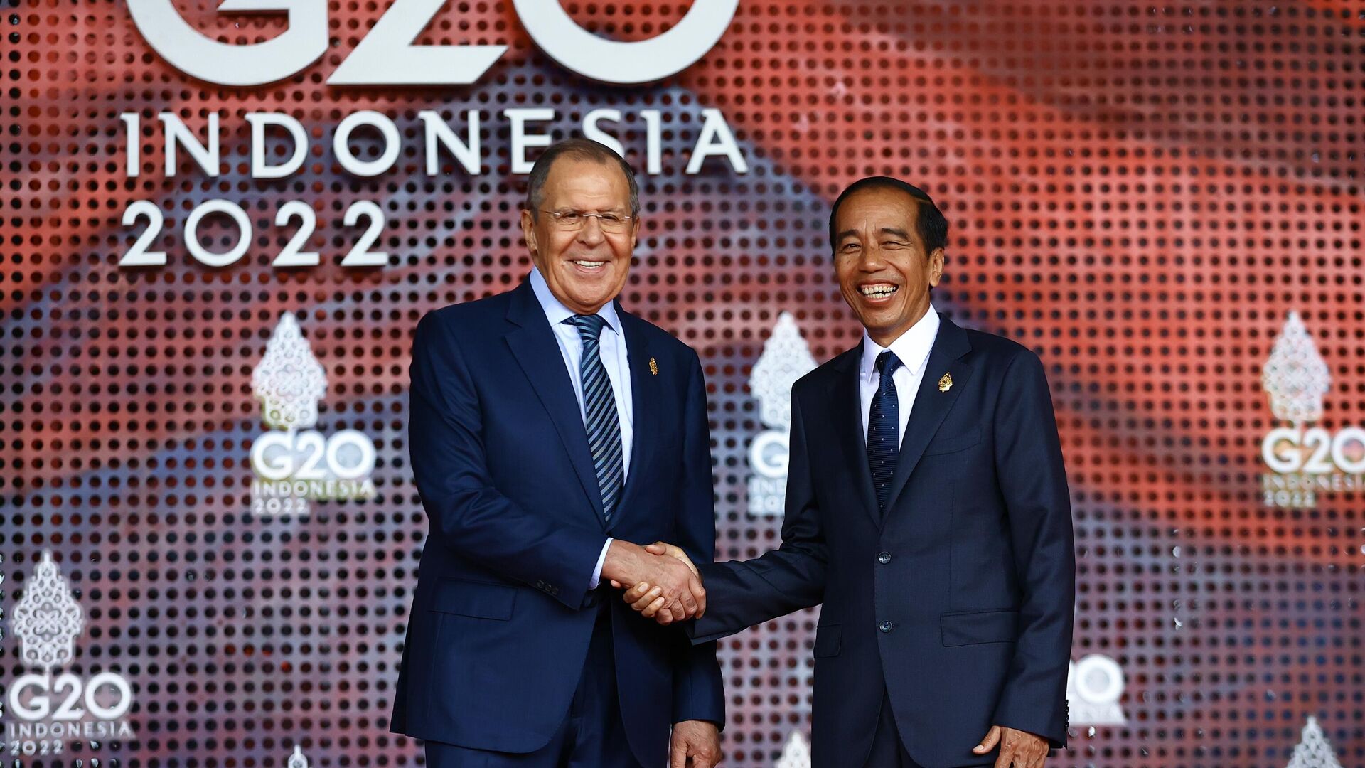 Министр иностранных дел России Сергей Лавров и президент Индонезии Джоко Видодо во время саммита G20 на Бали - РИА Новости, 1920, 15.11.2022