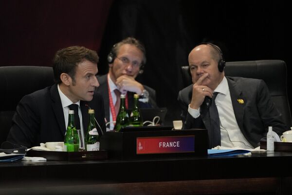Президент Франции Эммануэль Макрон и канцлер ФРГ Олаф Шольц во время саммита G20 на Бали