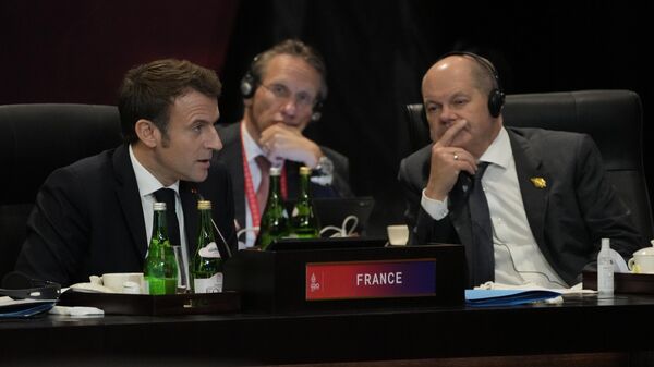Президент Франции Эммануэль Макрон и канцлер ФРГ Олаф Шольц во время саммита G20 на Бали