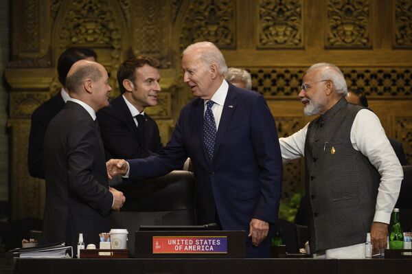 Канцлер Германии Олаф Шольц, президент Франции Эммануэль Макрон, президент США Джо Байден и премьер-министр Индии Нарендра Моди во время саммита G20 на Бали