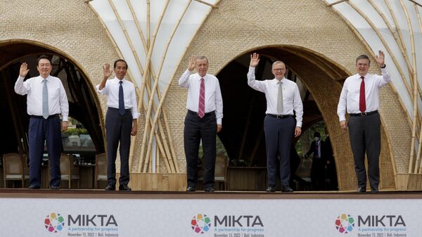 Церемония фотографирования лидеров стран-членов MIKTA на саммите G20 в Индонезии