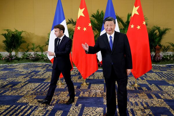 Президент Франции Эммануэль Макрон с председателем Китая Си Цзиньпином на полях саммита G20