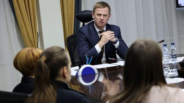 Глава Пуровского района Антон Колодин во время встречи с семьями мобилизованных