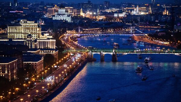 Вид на Пушкинский (на первом плане) и Крымский мосты в Москве