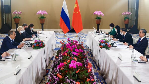 Министр иностранных дел России Сергей Лавров во время встречи с министром иностранных дел КНР Ван И на полях саммита G20 на Бали