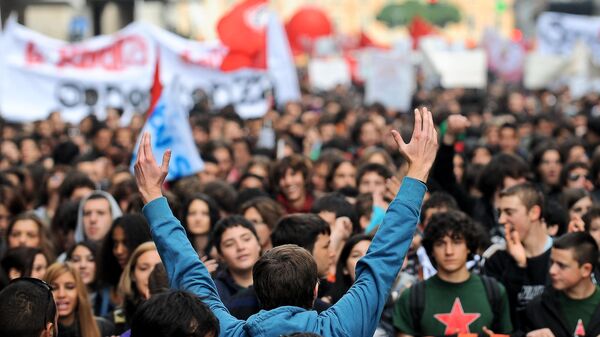 Студенты участвуют в демонстрации во время Международного дня студентов в Риме