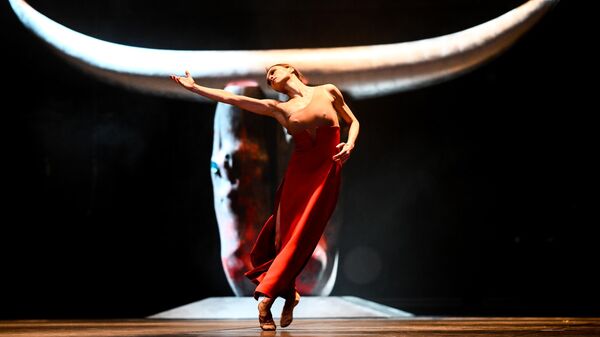 Артистка балета Виктория Брилева в сцене из одноактного балета Минотавр на сцене Государственного академического Большого театра