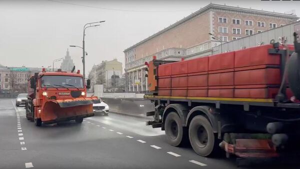 Противогололедная обработка дорог в Москве. Архивное фото