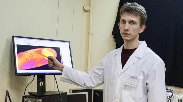 Доцент кафедры медицинской физики Андрей Сагайдачный демонстрирует термограмму активности потовых желез