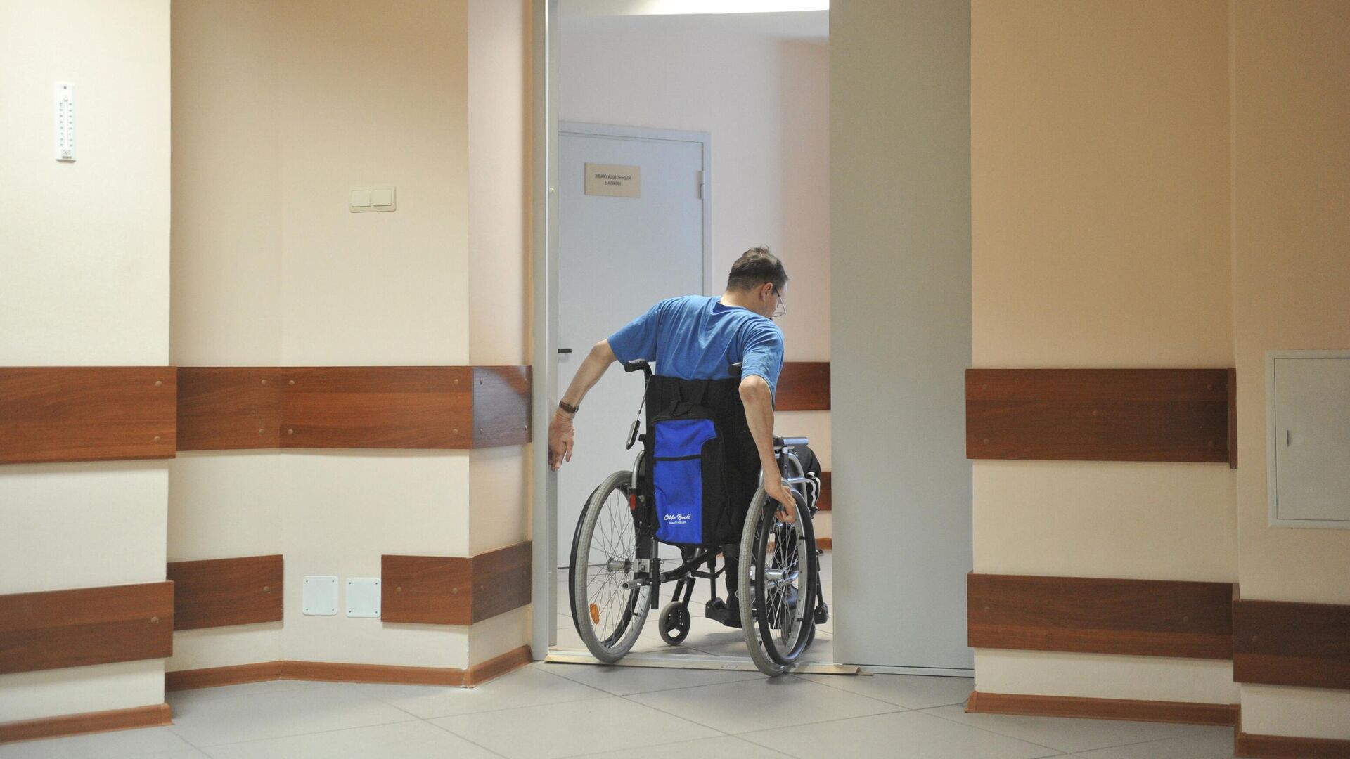 Мужчина в инвалидной коляске в реабилитационном центре для инвалидов — РИА Новости, 1920, 30.01.2023