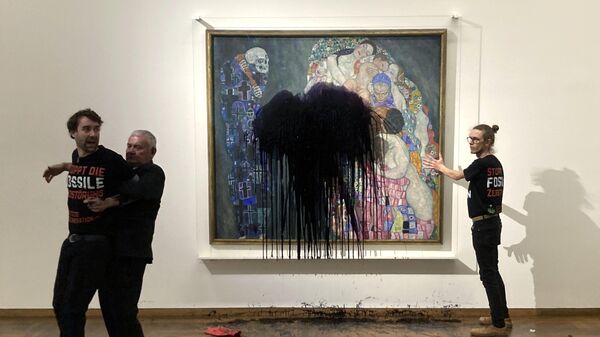 Австрийские активисты обрызгали  черной жидкостью картину Густава Климта Смерть и жизнь в Музее Леопольда в Вене