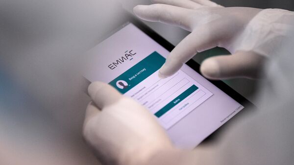 Планшет с программным обеспечением для ведения электронной карты пациента и истории болезни в руках у медицинского работника