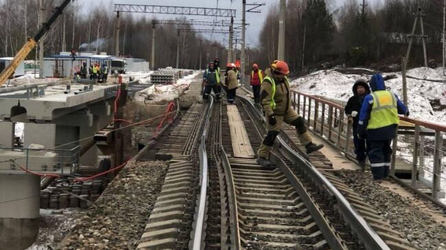 На месте происшествия в Перми, в котором грузовой автомобиль совершил столкновение с пролетом железнодорожного путепровода